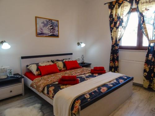una camera da letto con un letto con cuscini rossi e una finestra di Holiday Home Beti with heated pool a Vrsi (Verchè)