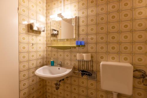 W łazience znajduje się umywalka i lustro. w obiekcie Pension Die Schlafstube w mieście Neuharlingersiel