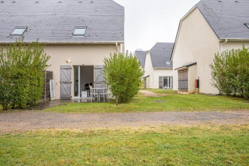 une rangée de maisons blanches avec une cour dans l'établissement Villa proche Deauville, à Auberville