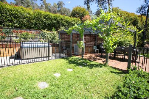 Un jardín fuera de Apex Villa