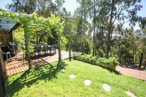Un jardín fuera de Apex Villa