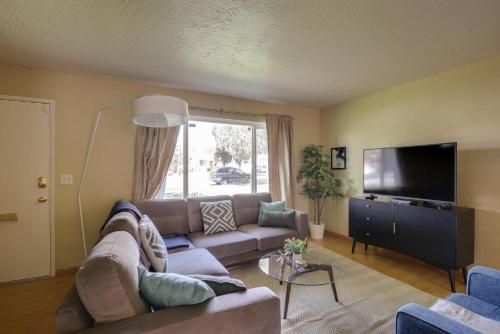 Φωτογραφία από το άλμπουμ του South San Jose 3br w garage wd backyard SFO-1507 σε Milpitas