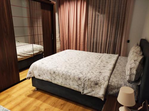 Hermes rezidans في أنطاليا: غرفة نوم صغيرة مع سرير ومرآة