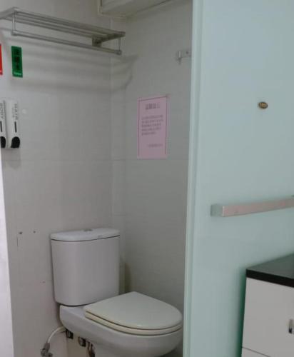 a bathroom with a white toilet in a room at 金源賓館 Golden Yuan Guest House in Hong Kong