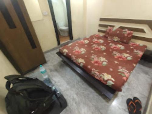 - une chambre avec un lit et un sac au sol dans l'établissement HOTEL THAKUR SHRI , BHOPAL, à Bhopal