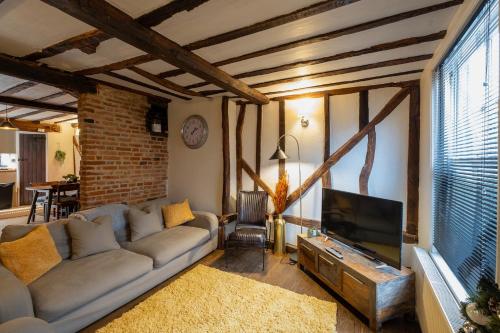 a living room with a couch and a flat screen tv at Charming 2 bedroom property in Bury Saint Edmunds