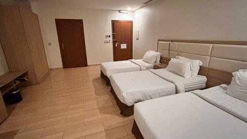 Postel nebo postele na pokoji v ubytování Al Madinah ANASAT Hotel