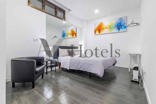 1 dormitorio con 1 cama y 1 silla en AYZ Ulises - Auto check-in property, en Madrid