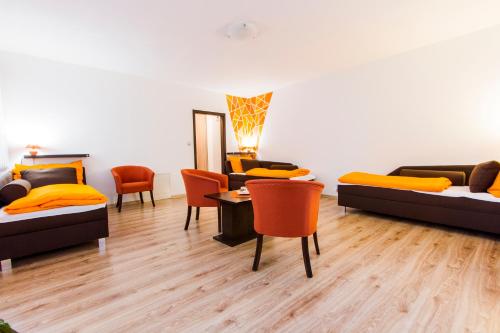 - un salon avec deux canapés, une table et des chaises dans l'établissement Sentami, à Žilina