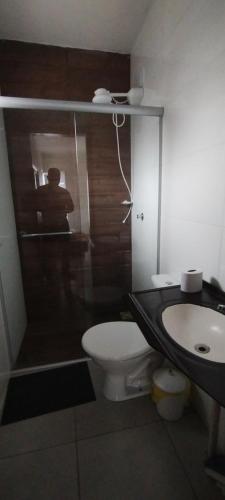 a bathroom with a toilet and a sink at Kitnet 4 in Cachoeira do Sul