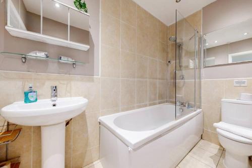 Baðherbergi á Perfectly located, classy 2 bed flat in Stockwell