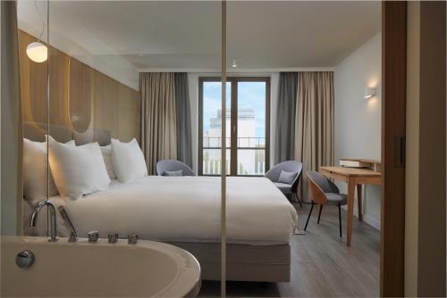 阿姆斯特丹的住宿－韋斯特考得酒店，酒店客房配有一张床和浴缸。