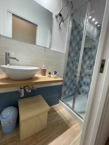 a bathroom with a sink and a shower at Casa Vacanze J&F in Pozzallo