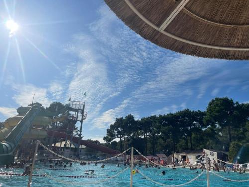 une grande piscine avec des gens dans l'eau dans l'établissement Siblu Bonne Anse Mobilhome 510, aux Mathes