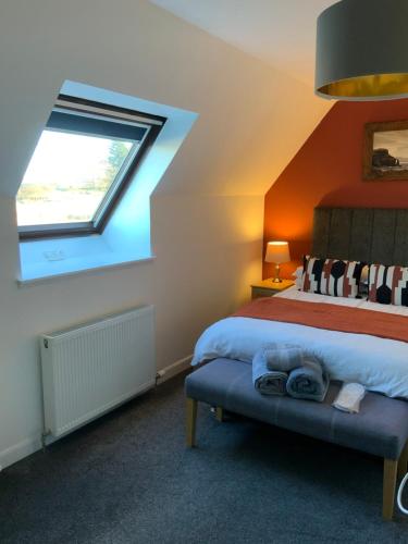 Schlafzimmer mit einem Bett und einem Fenster in der Unterkunft Babas rooms in Dunvegan