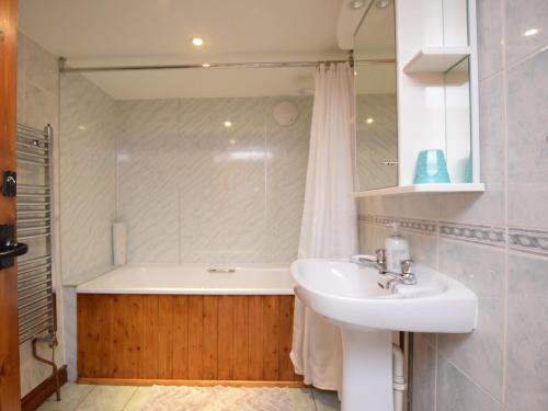 y baño con lavabo y bañera. en 3 bed property in Bideford HONEY en Frithelstock