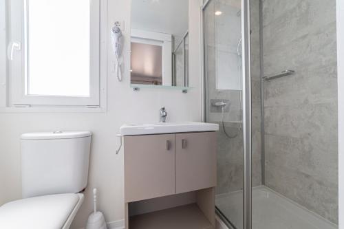 y baño con aseo, lavabo y ducha. en Campeggio Gasparina, en Castelnuovo del Garda