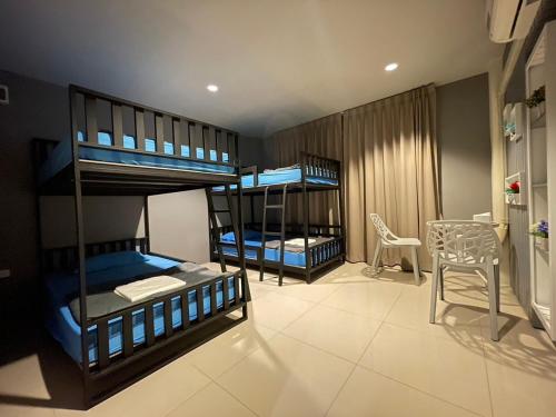 Uma ou mais camas em beliche num quarto em Baan Pheun Hostel บ้านเพื่อน โฮสเทล
