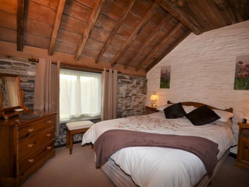 Katil atau katil-katil dalam bilik di 1 bed in Tavistock ROUND