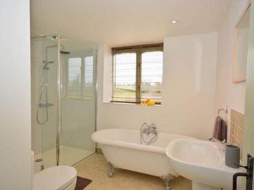 ein Badezimmer mit einer Badewanne, einem Waschbecken und einem WC in der Unterkunft 2 bed in Watchet OLDSO in Wiveliscombe