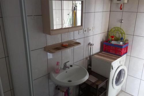 un piccolo bagno con lavandino e servizi igienici di Ferienhaus am Wasser - Kuća RiO - iberische Finca in Dalmatien a Bilice (Bilizze)