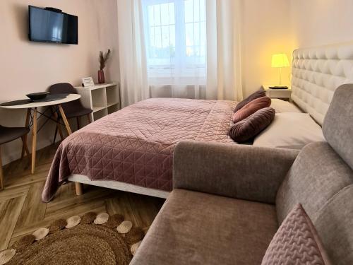 Кровать или кровати в номере APARTAMENTY "LA VILLA" z klimatyzacją, ogrodem, parkingiem, blisko centrum