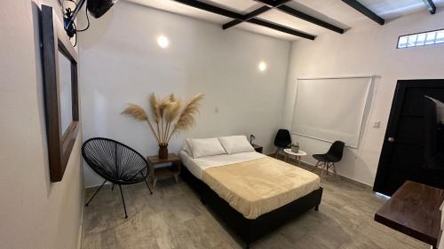 1 dormitorio con 1 cama, mesa y sillas en Baum Hotel, en Armenia