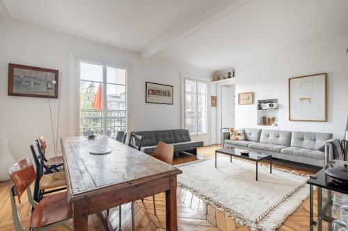 un salon avec une table et un canapé dans l'établissement Veeve - Spire View, à Paris