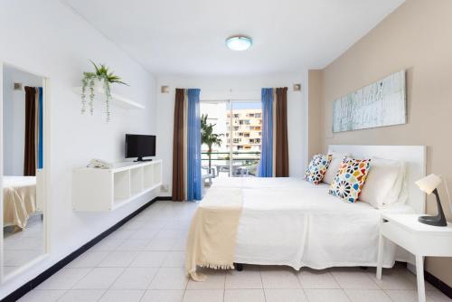 Ένα ή περισσότερα κρεβάτια σε δωμάτιο στο COMODORO- RAVEL