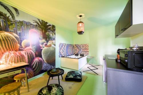une cuisine avec un tableau mural dans l'établissement luxury Magic Cactus Garden, Paris 0rly avec jacuzzi, à Vigneux-sur-Seine