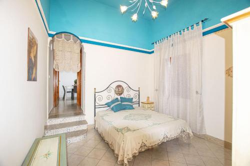 A bed or beds in a room at I Tre Golfi - Appartamenti a 300 mt dal mare