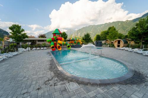 The swimming pool at or close to Lago Idro Glamping Boutique