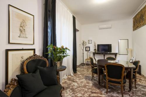sala de estar con mesa y sillas en Vatican House Apartment, en Roma