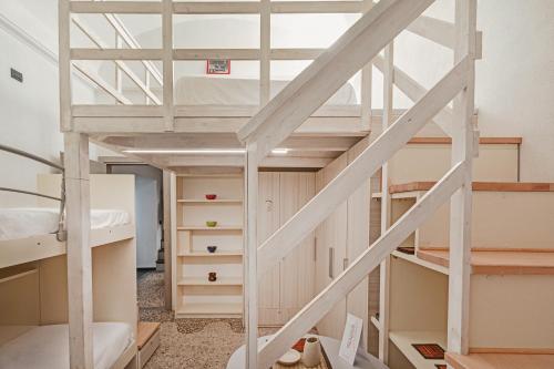 uma cama alta com uma escada num quarto em San Bernardo Loft by Wonderful Italy em Gênova