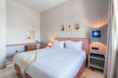 Postel nebo postele na pokoji v ubytování JEMAA EL FNA Suites & Spa