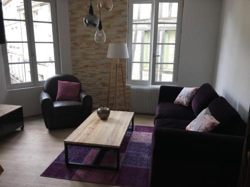 sala de estar con sofá y mesa de centro en Duplex de charme Laguna - Centre Niort Historique, en Niort