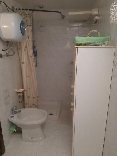 La salle de bains est pourvue de toilettes et d'un lavabo. dans l'établissement Basement Home, à Domusnovas