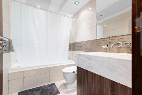 Koupelna v ubytování StoneTree - Spacious 1 BR Apartment in Dubai Marina
