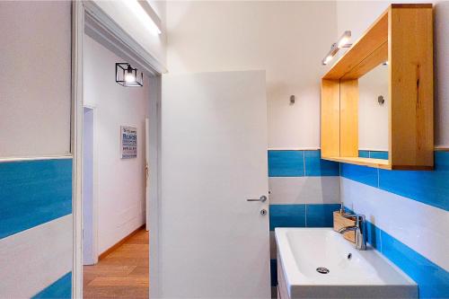 baño con lavabo y rayas azules y blancas en Villetta Montecristo - Goelba, en Marina di Campo