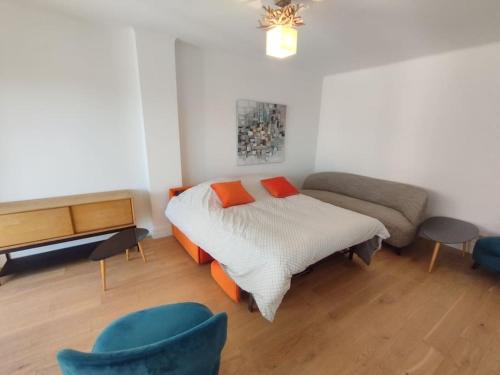 une chambre avec un lit, un bureau et des chaises dans l'établissement Cannes Pointe Croisette T2 plage 2min à pieds 46m2, à Cannes