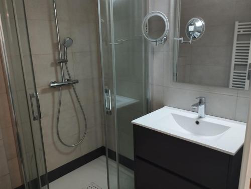 une salle de bain avec une douche, un lavabo et un miroir dans l'établissement Cannes Pointe Croisette T2 plage 2min à pieds 46m2, à Cannes