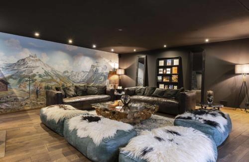 una sala de estar con sofás y un gran mural en Hotel Bänklialp en Engelberg