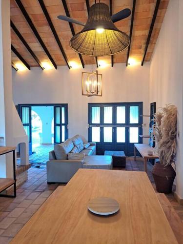 a living room with a table and a couch at Casa colonial a metros del arroyo in Piribebuy