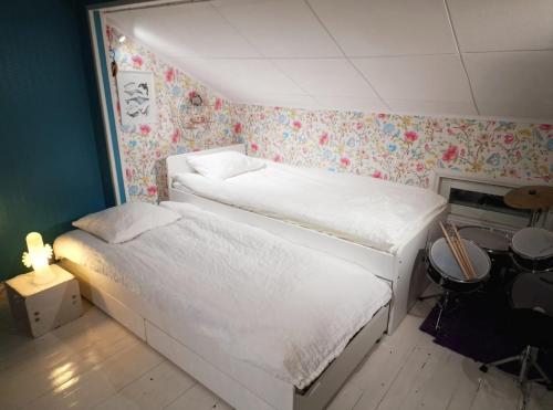 Postel nebo postele na pokoji v ubytování Atmospheric Lapland Villa - Magical River View