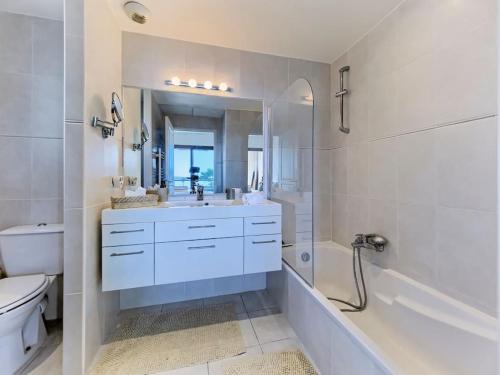 une salle de bain avec un lavabo, une baignoire et des toilettes dans l'établissement Superbe toit terrasse vue mer, à Cannes