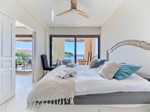 - un grand lit dans une chambre avec balcon dans l'établissement Superbe toit terrasse vue mer, à Cannes