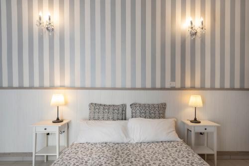 1 dormitorio con 1 cama con 2 mesitas de noche y 2 lámparas en B&B Dei Decumani, en Nápoles