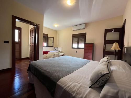 una camera con un grande letto di Casa Con Piscina en el Centro a Los Llanos de Aridane