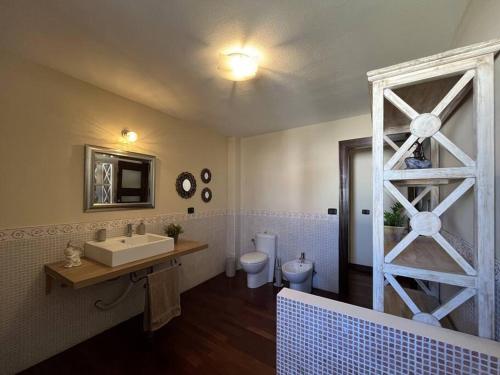 een badkamer met een wastafel en een toilet bij Casa Con Piscina en el Centro in Los Llanos de Aridane