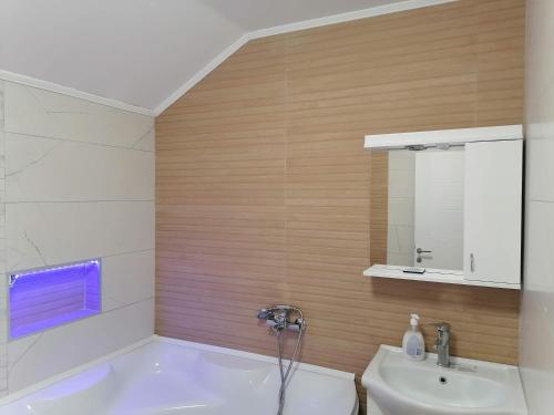 La salle de bains est pourvue d'une baignoire, d'un lavabo et de toilettes. dans l'établissement Apartmani Lane 1, à Kraljevo